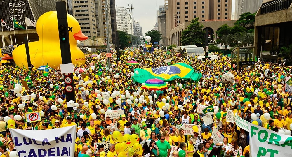 É lamentável o que acontece na política brasileira mesmo depois de uma manifestação como essa do povo brasileiro que tomou a avenida paulista.